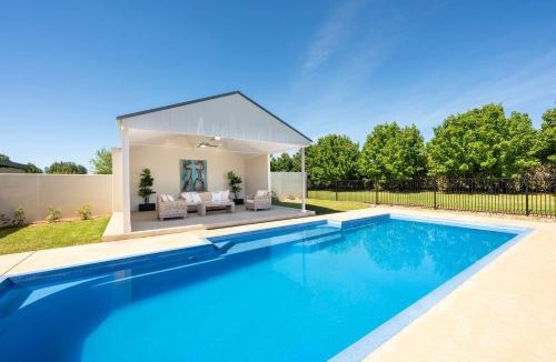 Central Mudgee House | Putta Bucca Manor - Poised Poolside Country Living