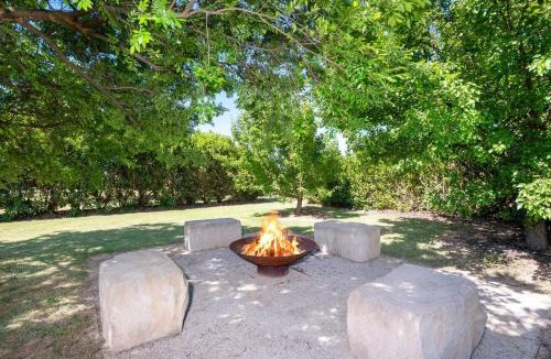 Central Mudgee House | Putta Bucca Manor - Poised Poolside Country Living
