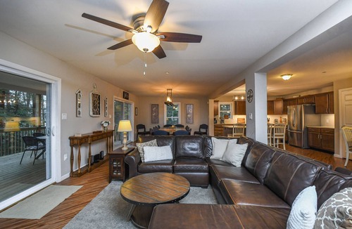 Oakland House | Putter Place | Gorgeous Lakefront, Water Views!