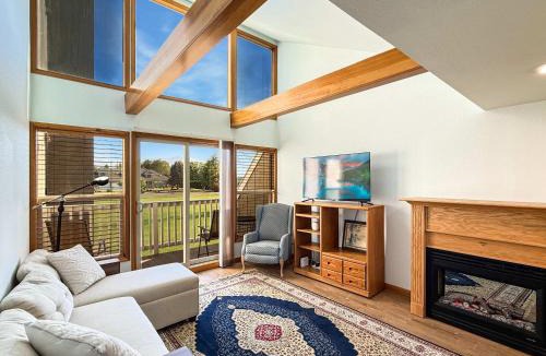 Sequim Apartment | Putters Paradise Stylish 1BR Golf Course Apartment with Scenic Views