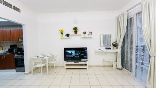 International City Apartment | Q04 Luxury studio with balcony near bus stop