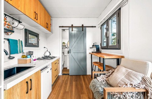 Hartley House | QB, 1bath Tiny Home With Mountain View - "redbird"