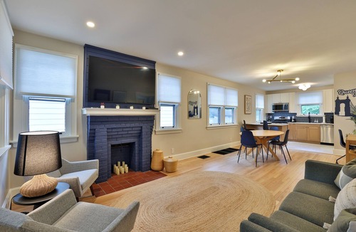 Hyde Park House | QCB + MCM - Neighboring Renovated Hyde Park Homes