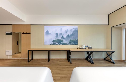 Yongding Hotel | Qimiju Hotel Zhangjiajie Dayong Ancient City BranchCentral Business District , close to Tianmen Cableway , Spacious Room With Projector and Washing Machine , 24h Butler Service , Attraction Tickets Service