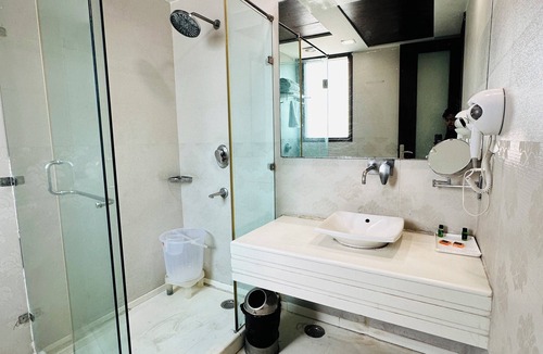 Rajouri Garden Hotel | Qotel Signature Lavish Inn Rajouri Garden