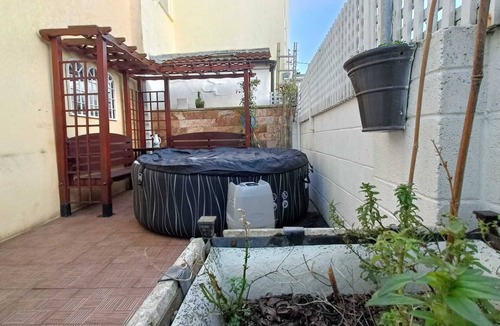 Grangetown Apartment | Quadruplex Hot Tub & Pool Table