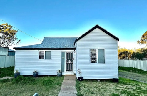 Warwick Cottage | Quaint 2 bedroom fully furnished Cottage
