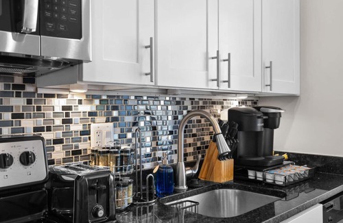 Northeast Hotel | Quaint 2BD Condo+ City living flat+Private Parking