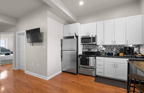 Northeast Hotel | Quaint 2BD Condo+ City living flat+Private Parking