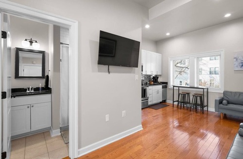 Northeast Hotel | Quaint 2BD Condo+ City living flat+Private Parking