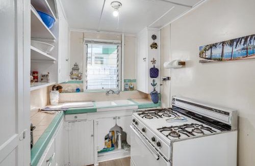 Avalon House | Quaint Avalon Cottage < Half-Mi to Beaches!