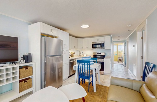 Holmes Beach Villa | Quaint beachfront duplex in ideal location with screened lanai & free trolley