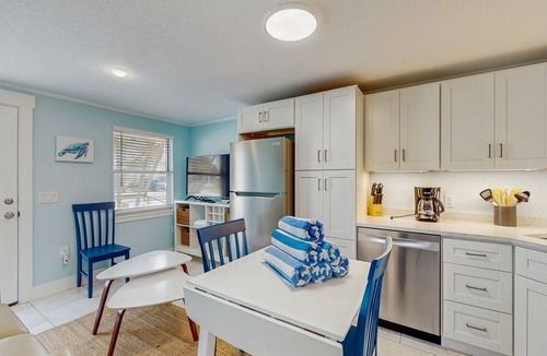 Holmes Beach Villa | Quaint beachfront duplex in ideal location with screened lanai & free trolley