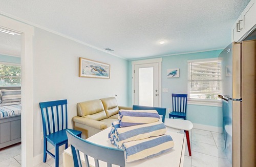 Holmes Beach Villa | Quaint beachfront duplex in ideal location with screened lanai & free trolley