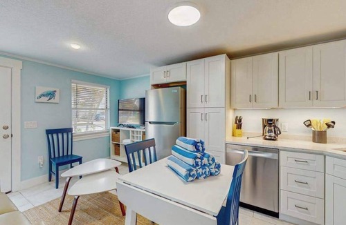Holmes Beach Villa | Quaint beachfront duplex in ideal location with screened lanai & free trolley
