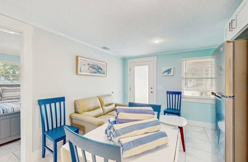 Holmes Beach Villa | Quaint beachfront duplex in ideal location with screened lanai & free trolley