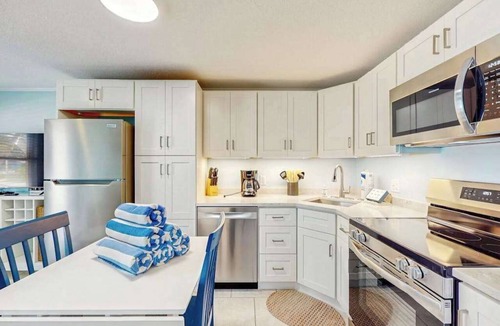 Holmes Beach Villa | Quaint beachfront duplex in ideal location with screened lanai & free trolley