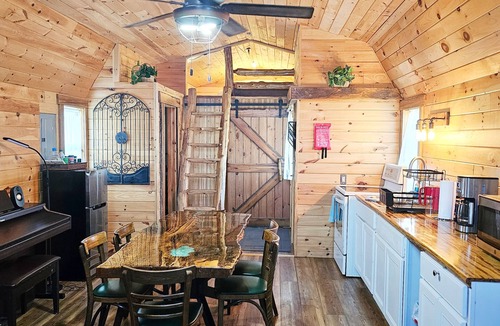 Dry Ridge Cabin | Quaint Cabin - 8 minutes from Ark Encounter! Country setting, near town!