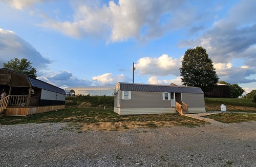 Dry Ridge Cabin | Quaint Cabin - 8 minutes from Ark Encounter! Country setting, near town!