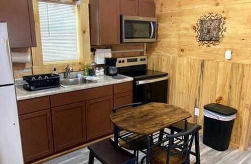 Birdseye Cabin | Quaint Cabin with Lofted Interior, Spa and BBQ in Indiana