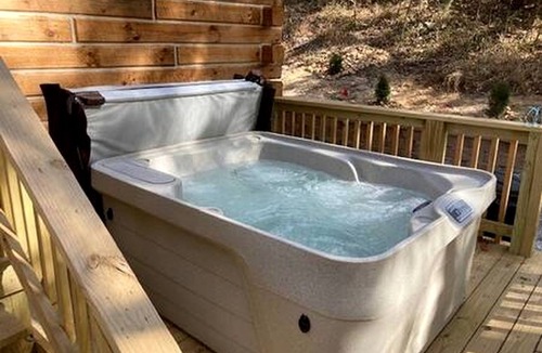 Birdseye Cabin | Quaint Cabin with Lofted Interior, Spa and BBQ in Indiana