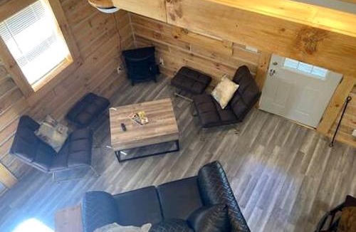 Birdseye House | Quaint Cabin with Lofted Interior, Spa and BBQ in Indiana