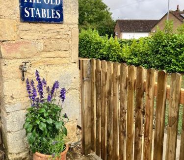 Stamford Apartment | Quaint converted stables in Carlby