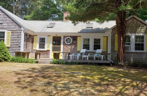 Centerville House | Quaint Cottage Style Home by Lake Wequaquet Steps to Private Association Beach