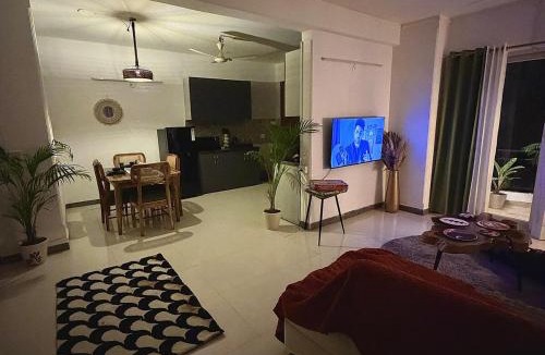 DLF City Apartment | Quaint Cozy 3BHK Triplex Apartment near Cyberhub, Gurugram