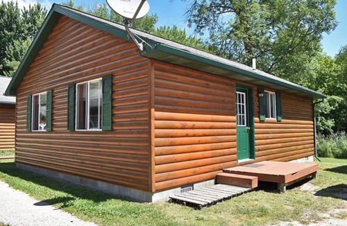 Curtis Cabin | Quaint & cozy riverside 2-bedroom cabin in Curtis perfect for a relaxing getaway
