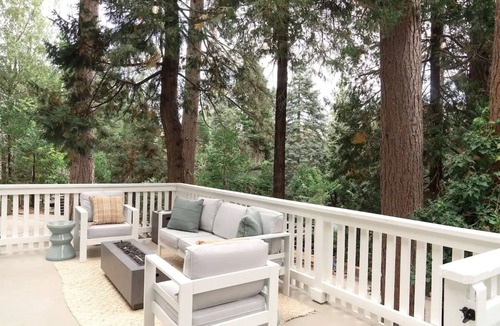 Twin Peaks Cabin | Quaint Designer 2-bedroom cabin in Lake Arrowhead