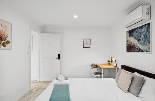 Glenfield House | Quaint Double Room - Centrally Located at Glenfield - Shared Bathroom
