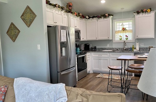 Landrum Cottage | "Quaint ~ Fresh ~ Convenient"