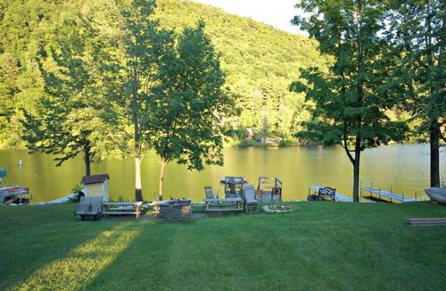Poultney Cottage | Quaint, friendly cottage with lakefront location & water views