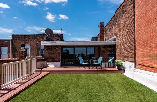 New Albany House | Quaint Historic Downtown: Walk to Dinner & Shops, Poker Table, Rooftop, Garage
