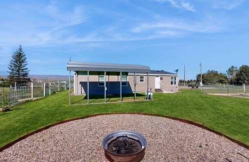 Oakley House | Quaint home with firepit, gas grill, WiFi, dog-friendly