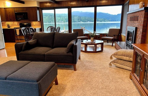 Bellingham House | Quaint Lakefront Cottage w/Hot tub In Bellingham