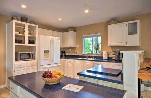 Brookings Cabin | Quaint Riverside Reprieve w/Kayaks + Floats!