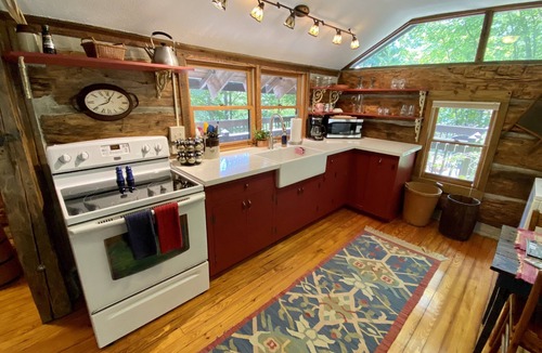 Fairview Cabin | Quaint, Romantic Mountain Antique Log Cabin near Asheville!