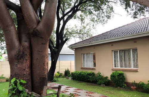 Gaborone House | Quaint secure 3-bedroom house with AC in charming Gaborone