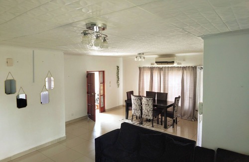 Gaborone House | Quaint secure 3-bedroom house with AC in charming Gaborone