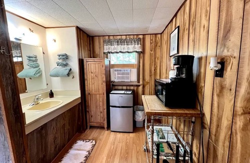 Hot Springs Cabin | Quaint Studio Cabin Ideal for Couples in South Dakota