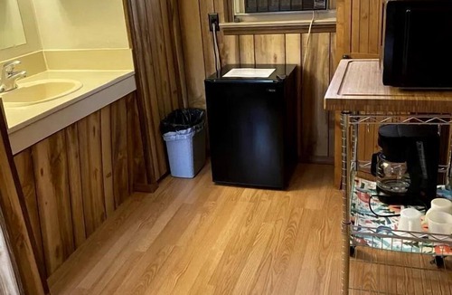 Hot Springs Cabin | Quaint Studio Cabin Ideal for Couples in South Dakota