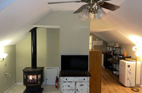 Macalester - Groveland Apartment | Quaint Studio Space, right next to Macalester College, 5 miles uptown/downtown