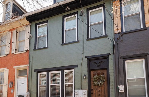 Lancaster House | Quaint Townhome on Queen