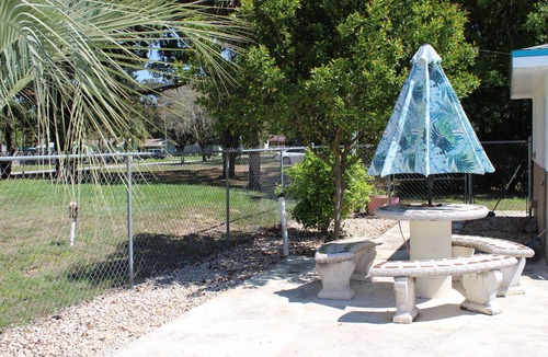 Crystal River House | Quaint updated 2 bedroom townhouse located in the heart of Crystal River