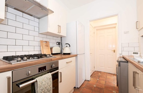 Fulwell and Hampton Hill House | Quaint Victorian Cottage great transport to London - Pass the Keys