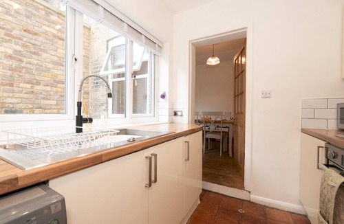 Fulwell and Hampton Hill House | Quaint Victorian Cottage great transport to London - Pass the Keys