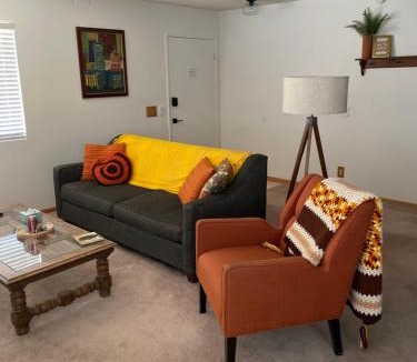 Quartz Hill Villa | Quaint Vintage Ranch Style 4BedRoom 2Bath Sleeps 10