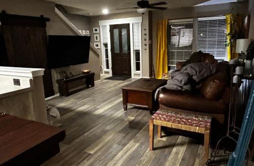 Kyle House | Quaint & Vivacious Room-Queen